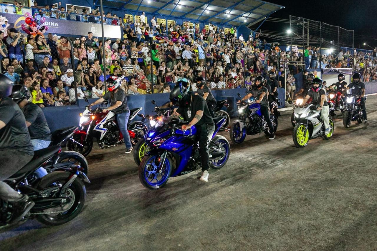 Street Hooligans no desfile da cidade